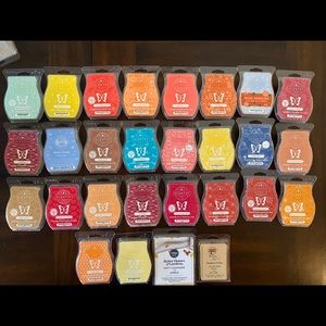 **SOLD**Scentsy and other wax bundle